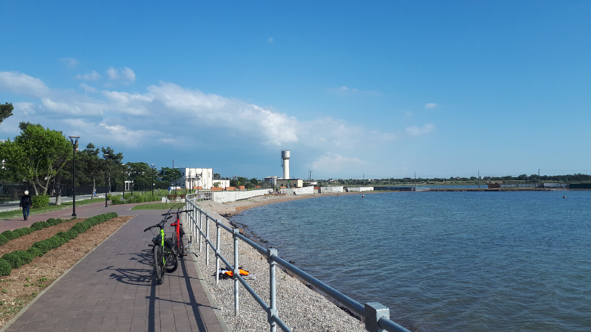 Народ уже в озере купается.
