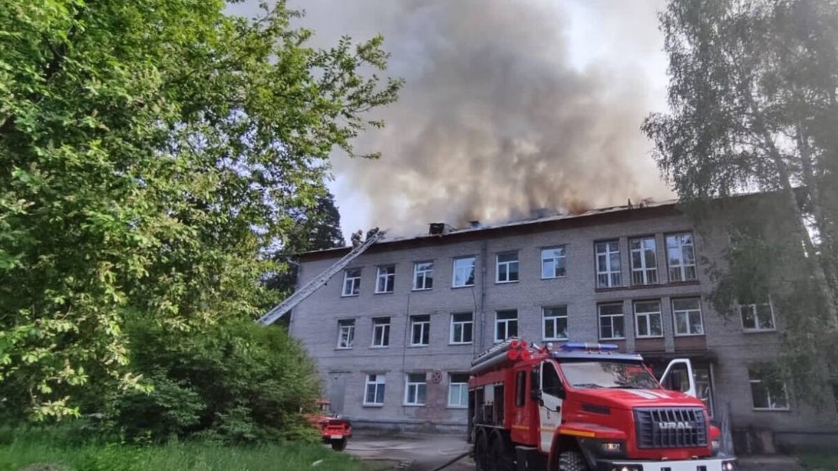     В Советском районе Новосибирска загорелась Центральная клиническая больница. Прибывшие на вызов пожарные обнаружили горящую кровлю по всей площади здания. В пресс-службу ГУ МЧС по Новосибирской области сообщили, что пожару присвоен повышенный ранг.
