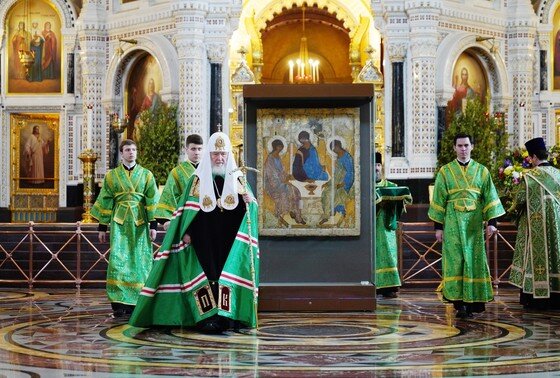    Патриаршее служение в праздник Святой Троицы в храме Христа Спасителя у принесенной иконы «Святая Троица» преподобного Андрея Рублева