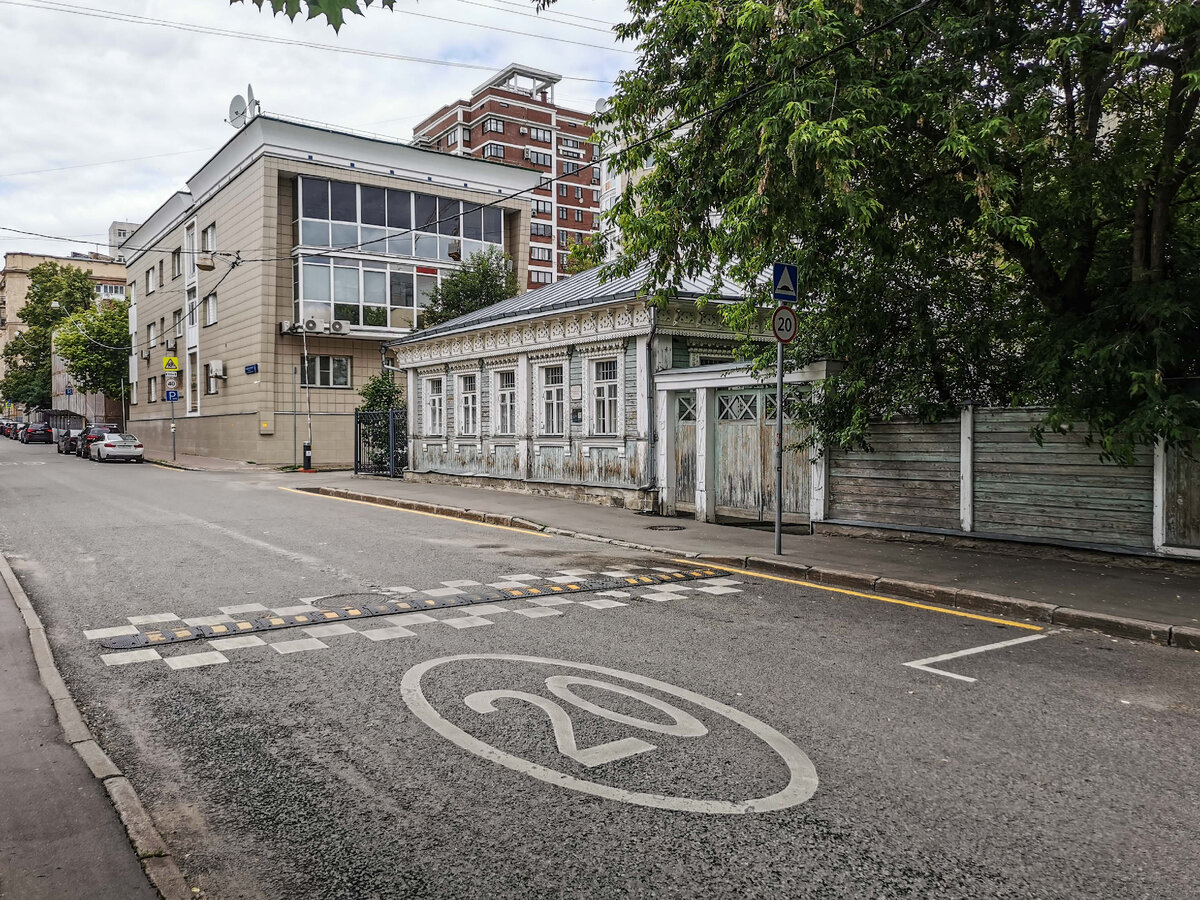 Деревянный дом 19 века. Перед ним, в кадр не попал, находится музей "Пресня" - уже современное здание,