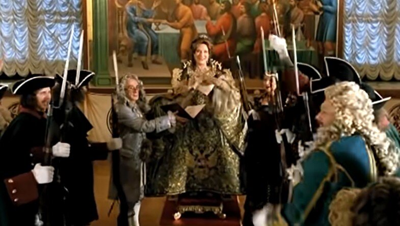 Анна Иоанновна разрывает кондиции. Кадр из фильма "Виват, Анна!".