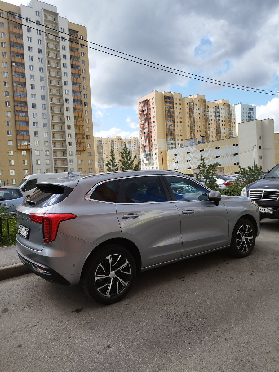 Вот он, мой красавчик. Я в него, честно, влюблена. Мою каждую неделю, разговариваю с ним, в выходные пропылесосила. Прошлые свои машины тоже любила, но вот чтобы ТАК -  впервые)))) 