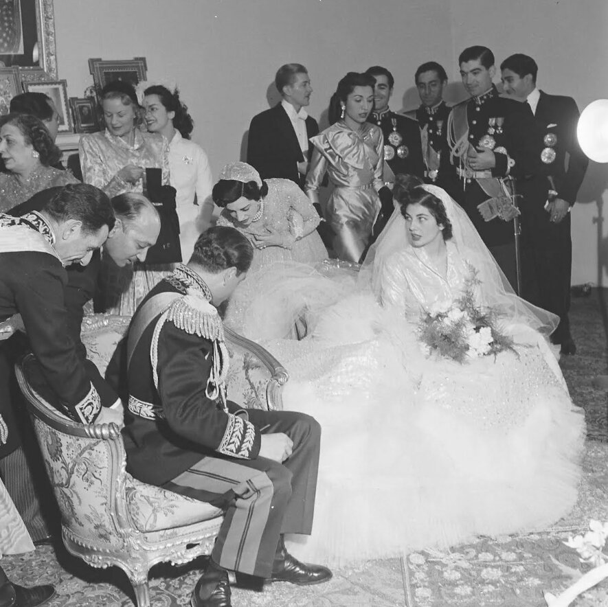 Сорайя впервые увидела шаха Мохаммеда Реза во дворце Гулистан, куда она была приглашена старшей сестрой шаха, принцессой Шанс, на чашку послеполуденного чая.-9