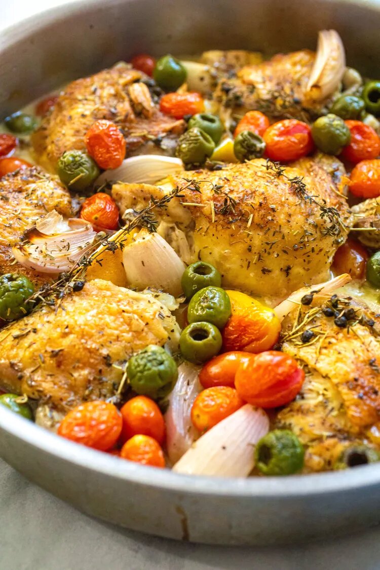 Курица по-провансальски с лимонами, белым вином, помидорами, каперсами и оливками - это классика французской кухни.