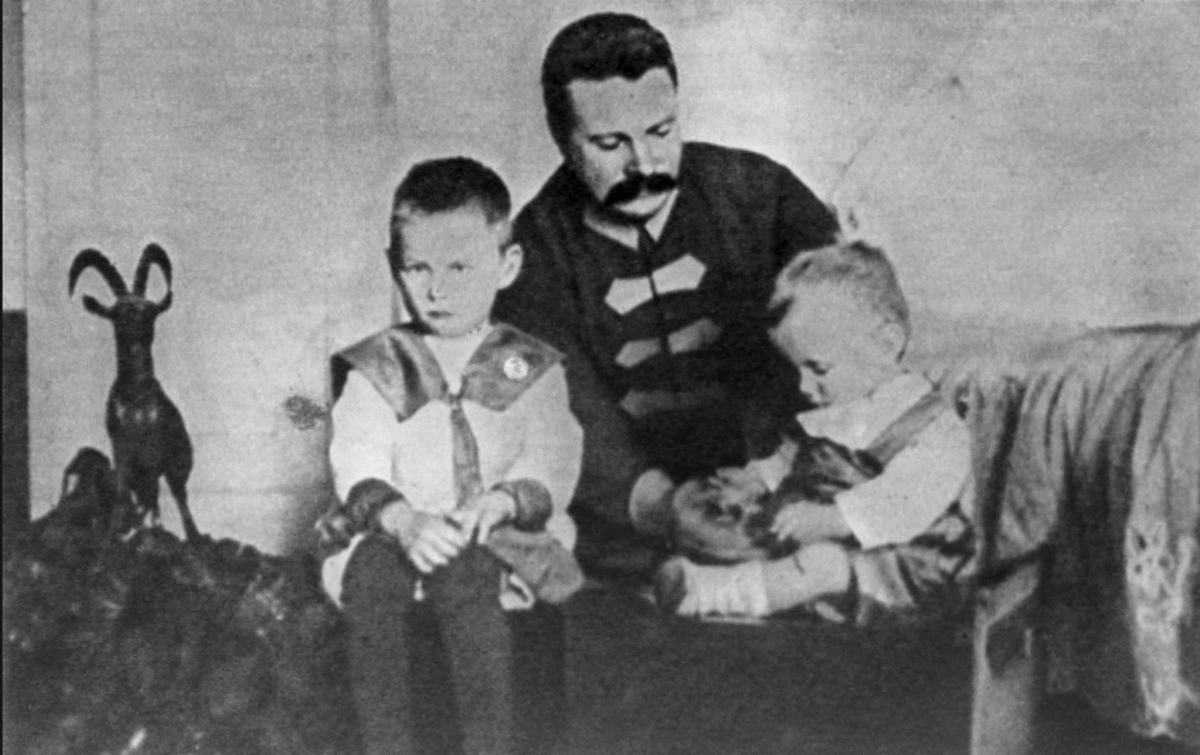 М.В. Фрунзе с детьми