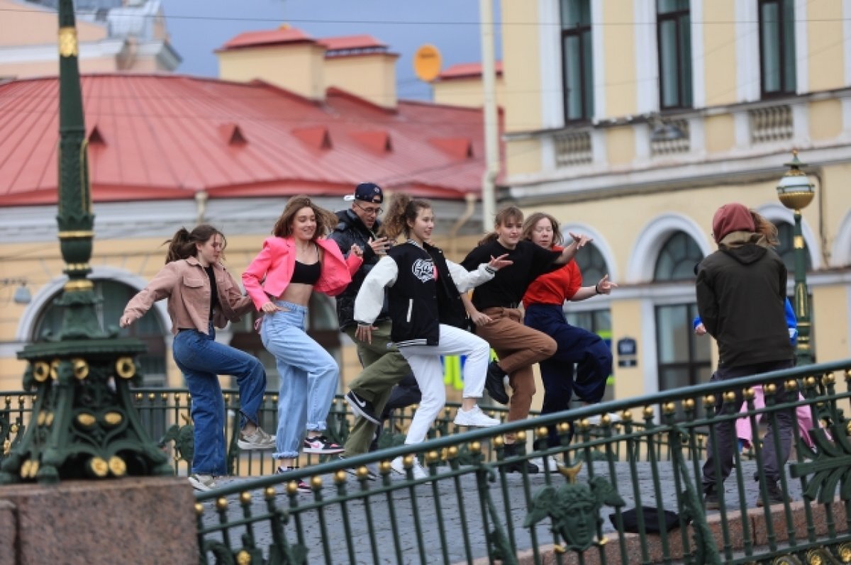    Поклонники группы IOWA станцевали для прохожих в самом центре Петербурга