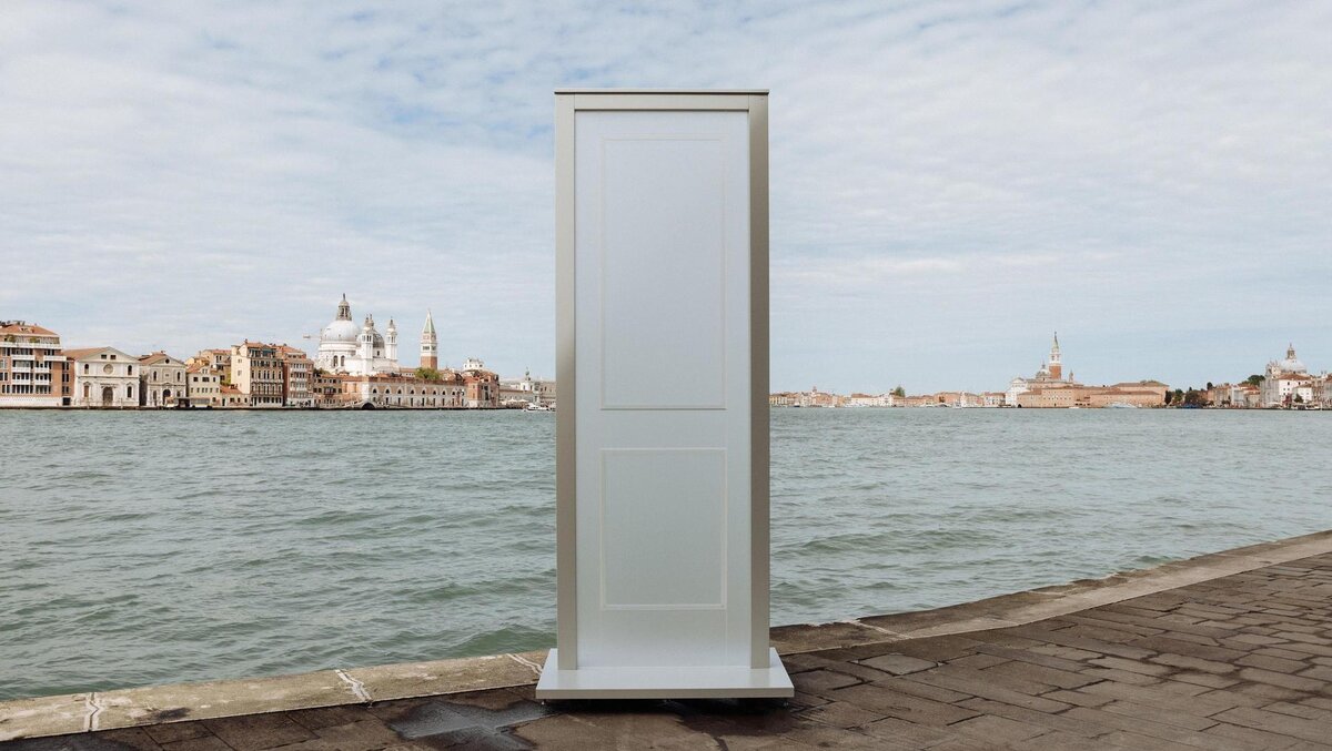 Художница Лидия Русскова-Хасая вместе с галереей Surface Lab Art представили в международном культурном центре CREA в Венеции паблик-арт-инсталляцию «Портал» Инсталляция «Портал» — это трехметровая...