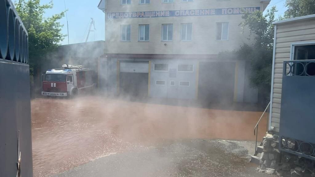     Сотрудники ВПЭС устранили затопление в ходе запуска системы после проведения гидравлических испытаний во Владивостоке. Сейчас на этом месте красуются только «остатки былой роскоши».