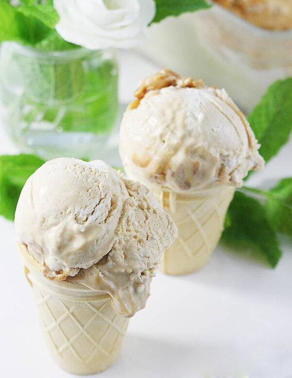Суперхит летних десертов — домашнее мороженое с соленой карамелью. Его можно приготовить без яиц, без использования мороженицы и без перемешивания во время заморозки. Я люблю делать домашнее мороженое.-2