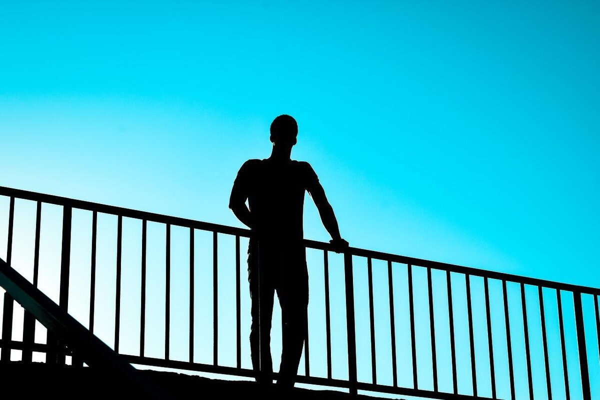 Фото из интернета. Источник https://trip-for-the-soul.ru/foto/paren-na-mostu.html