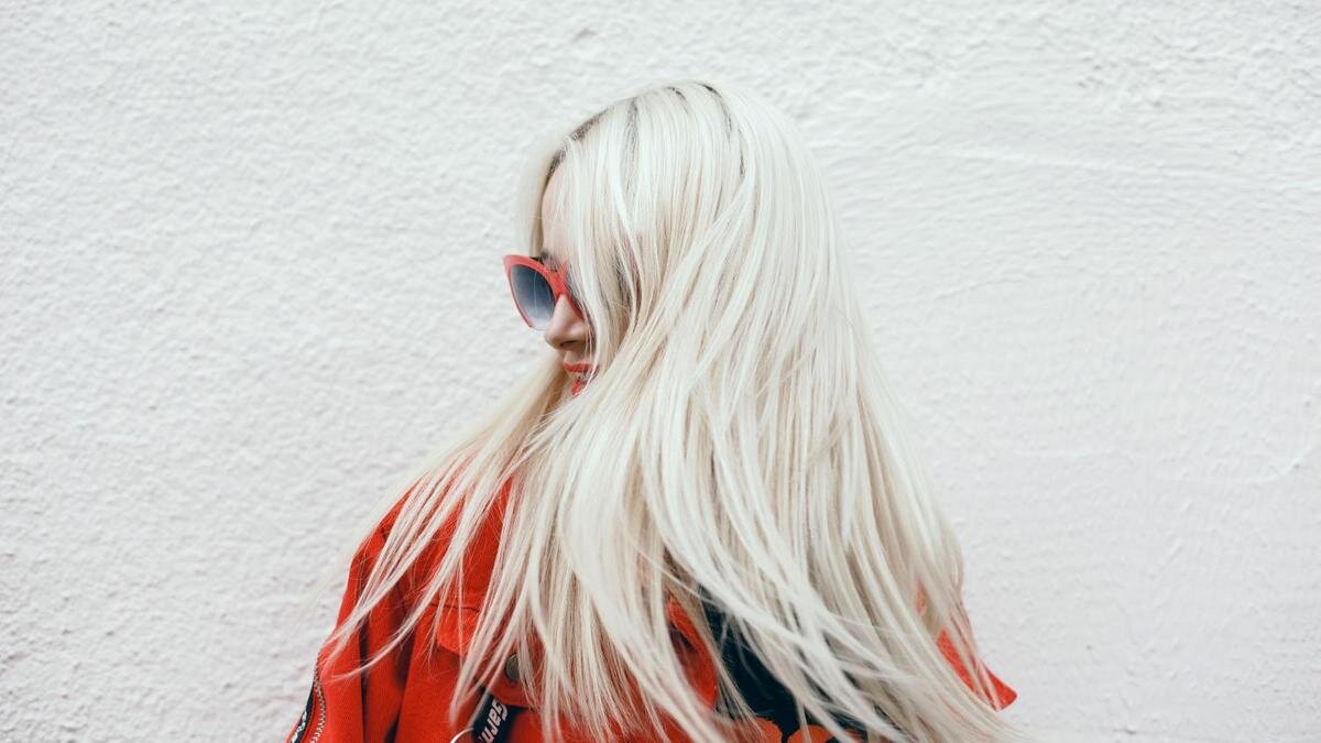    Девушка с длинными белыми волосами:Freepik/sergeycauselove sergeycauselove