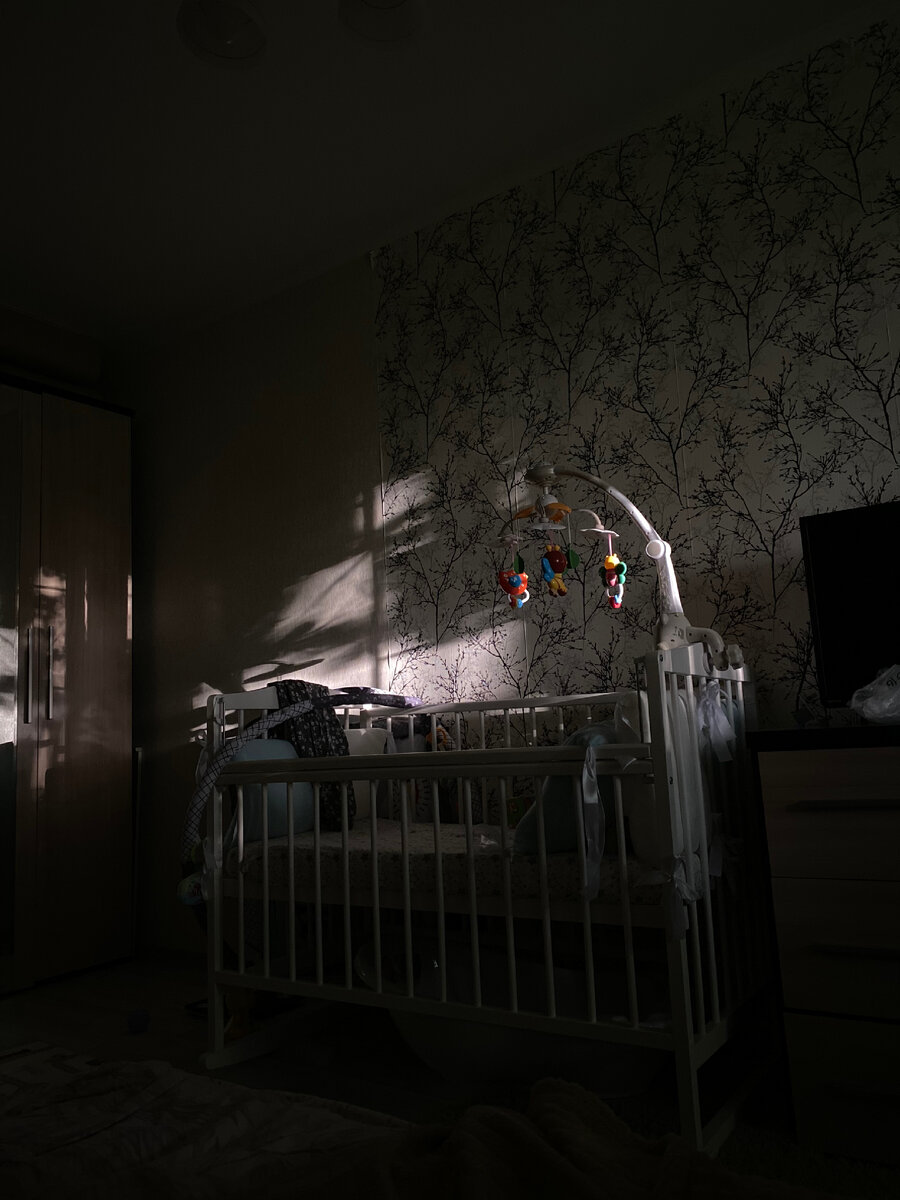 Фото сделано днём, бардак-часть жизни с ребенком. Развлекаю как умею