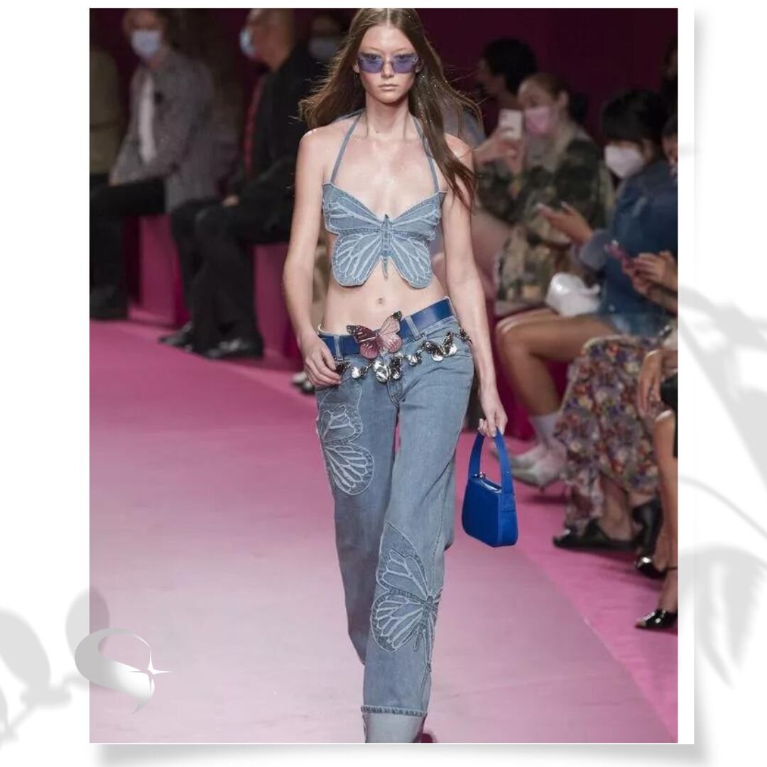 Укороченные топы, джинсы с низкой посадкой и множество страз. Модный тренд Y2K воспевает 2000-е годы и стиль Y2K. Мы расскажем вам, что стоит за этим термином и как носить стиль Y2K сейчас.-2