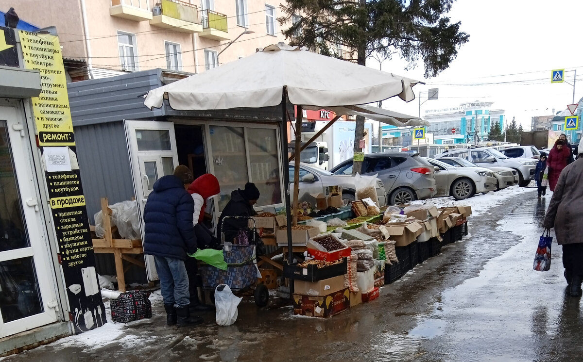 Ж.Д.вокзал. киоск около Октября  занимает в шесть раз больше места чем киоск. 