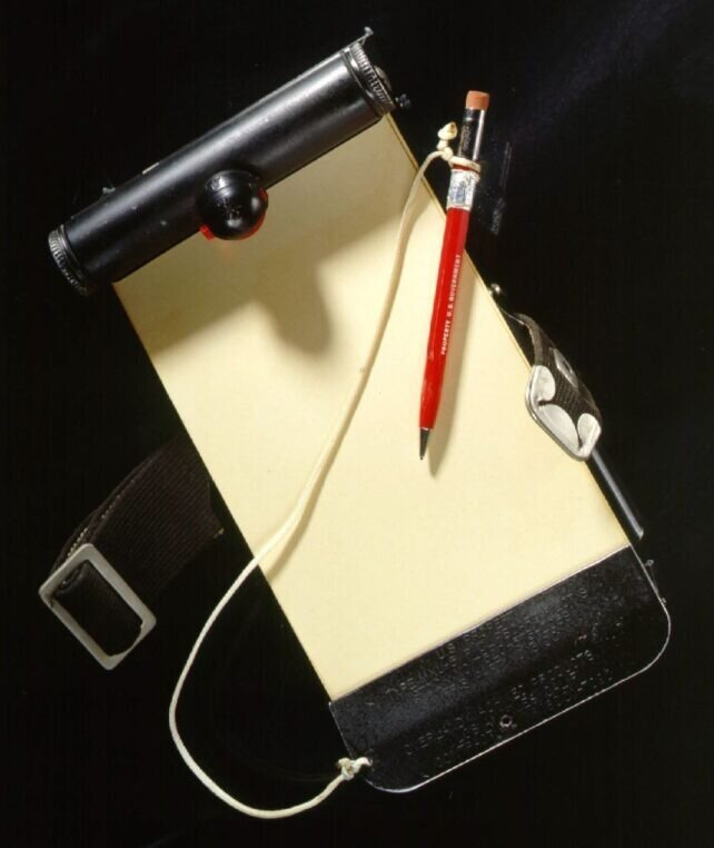    Блокнот и карандаш, выданные астронавту Джону Гленну для первого пилотируемого орбитального космического полета NASA на борту Friendship 7 в 1962 году /Smithsonian Institution