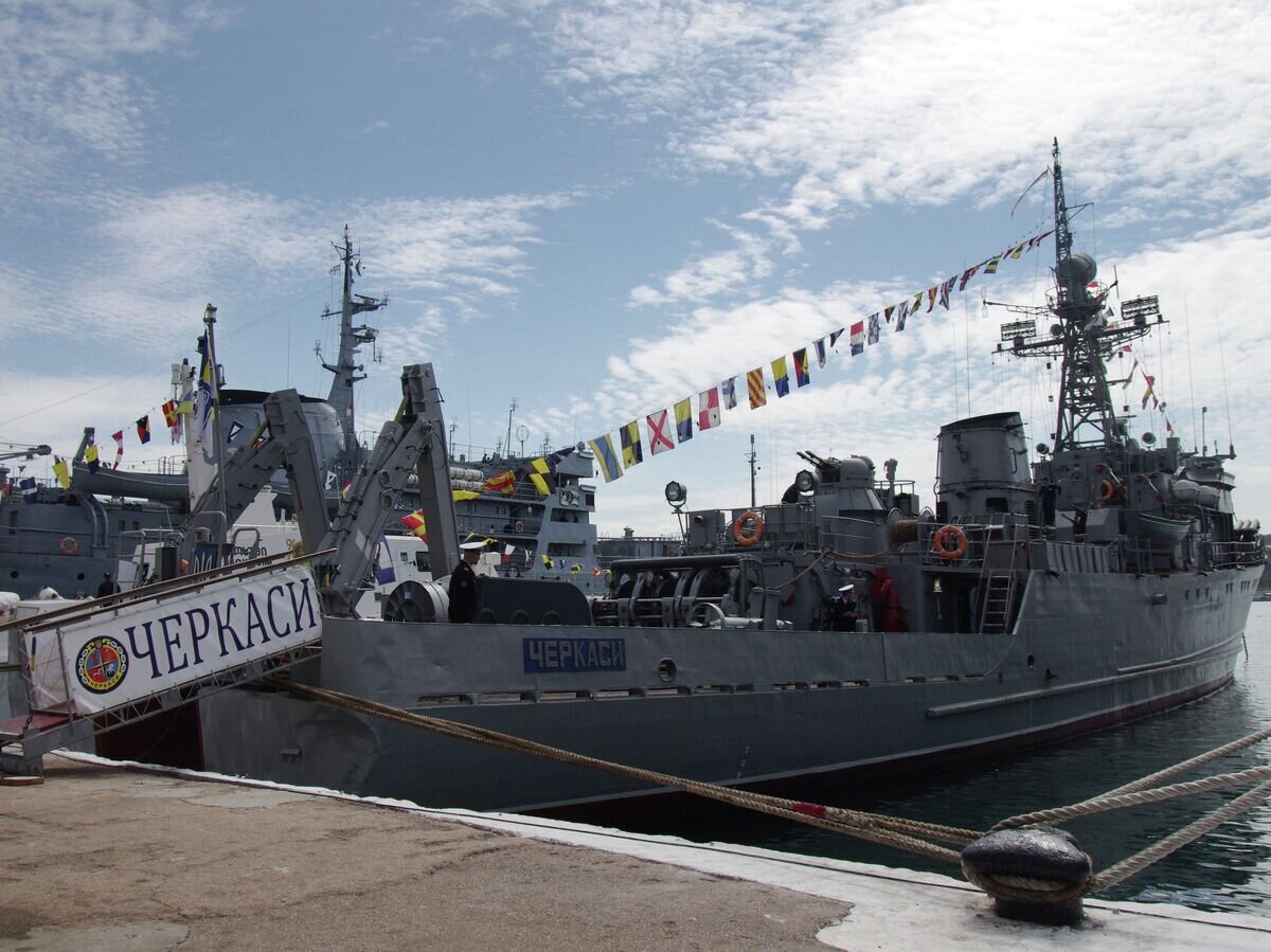    Морской тральщик ВМС Украины "Черкассы" в порту Севастополя© РИА Новости / Василий Батанов