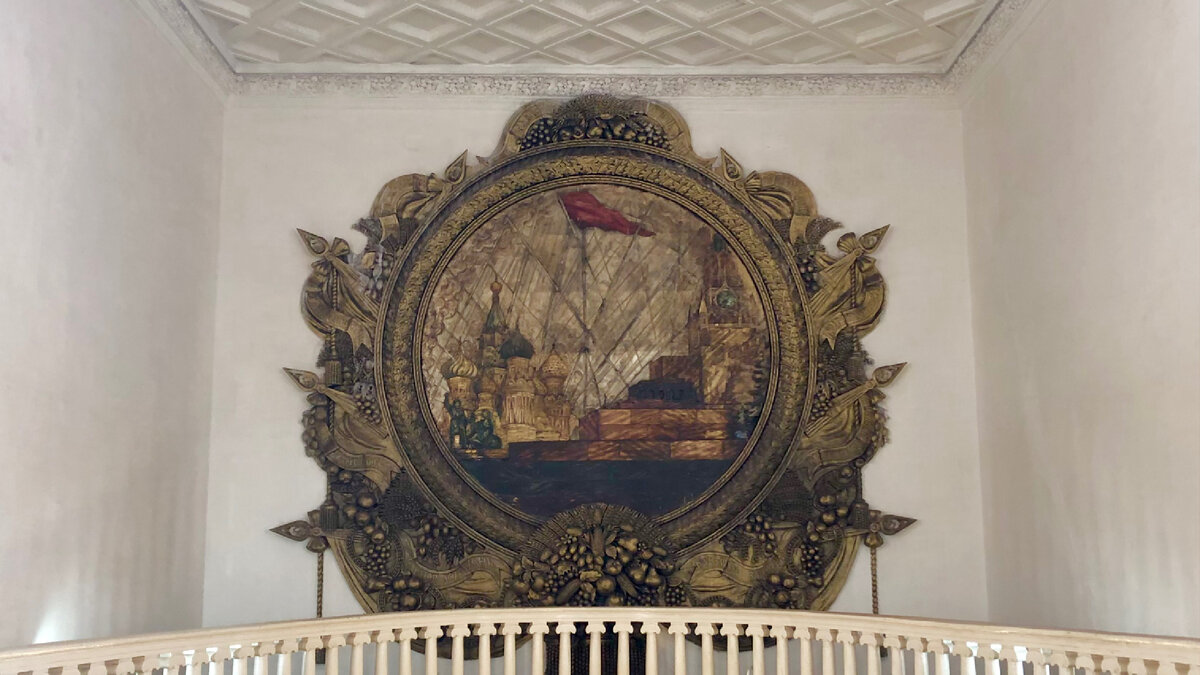 Панно над эскалаторным наклоном в вестибюле станции метро «Павелецкая» (выходы 1 и 2)