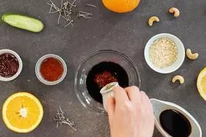 1Для заправки смешать сок ½ апельсина, сок ½ лимона, соевый соус, кунжутное масло, соус кимчи, соус сладкий чили и измельченные орехи кешью.