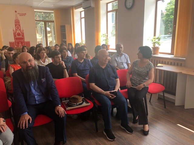 В Русском центре г. Степанакерта состоялась встреча с писателем Ашотом Бегларяном. Фоторяд