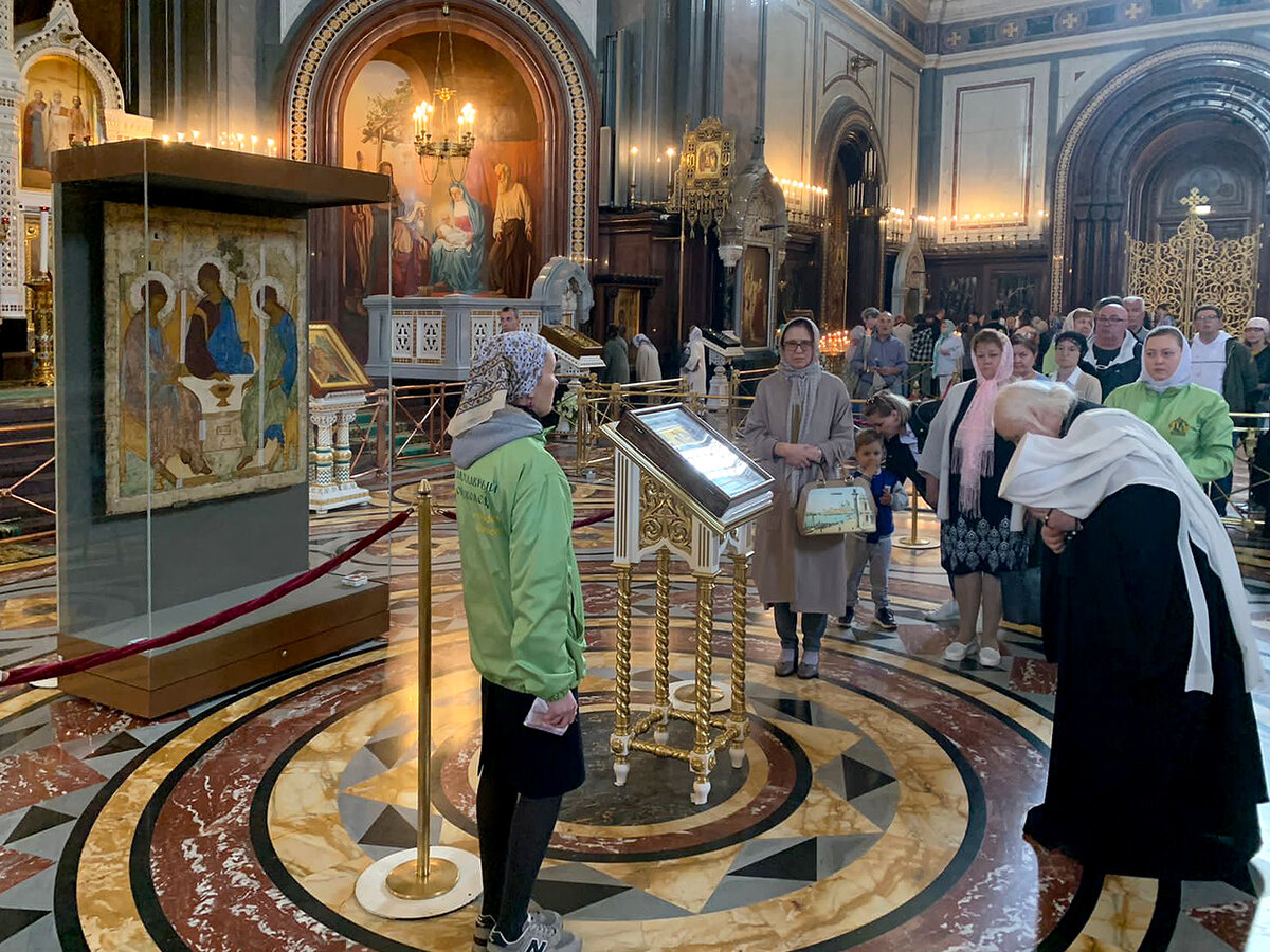 Елоховская галерея. Елоховском Богоявленском соборе Москвы. Усыпальницей патриархов московских Сергия и Алексия II[3]..