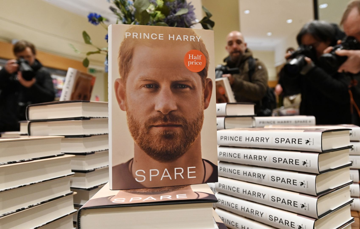 Prince harry book. Мемуары принца Гарри книга. Запасной принц Гарри книга. Мемуары Гарри запасной. Обложка мемуаров принца Гарри.