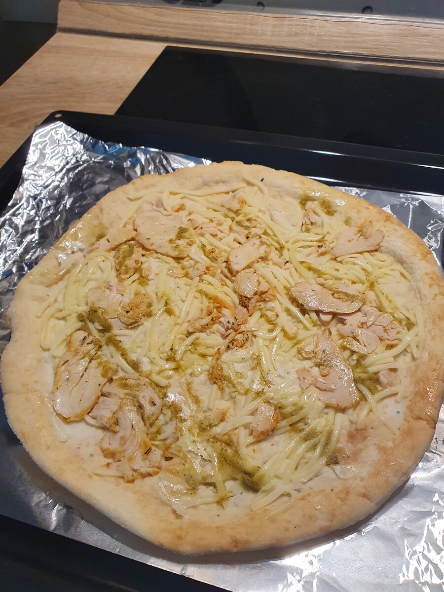 Это солома - весь сыр, который решили добавить в эту "пиццу"