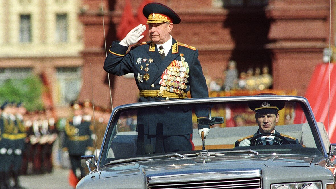 Министр обороны СССР Дмитрий Тимофеевич Язов на параде победы