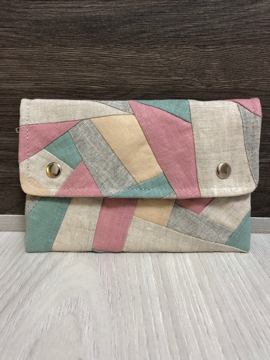 размер 12,5х19 см., кошелёк с двумя отделениями, одно застёгивается на молнию, подкладка из хлопка.