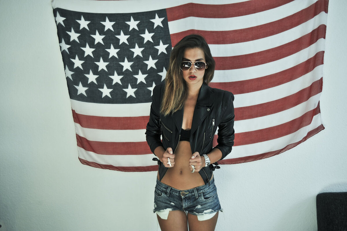 Моя бессменная ассистентка научит тебя инглишу.
Источник изображения: https://favim.com/pd/s5/orig/69/america-american-blonde-flag-Favim.com-614119.jpg