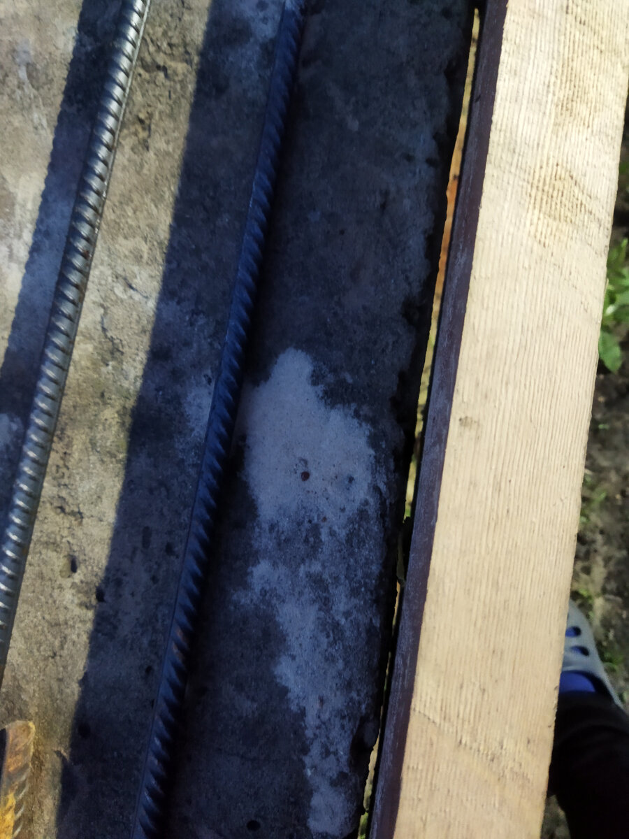 Тут я Вам сфоткала просветы, которые нужно замазать по периметру всего дома. 