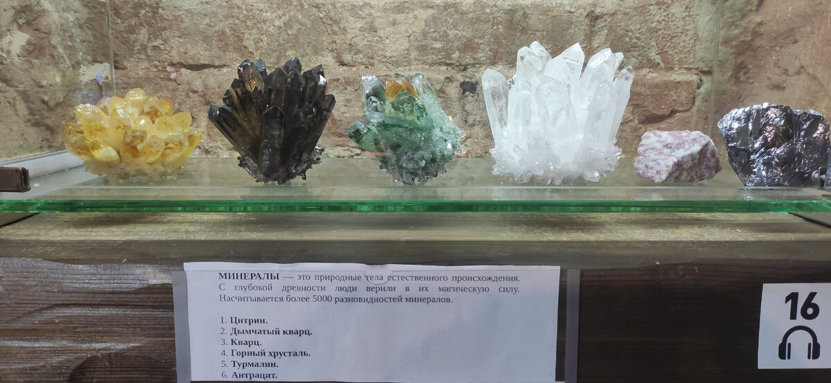 Размеры этих камней - с кружку, мужской кулак, а то и побольше. Меня удивил антрацит, никогда не думала, что он настолько похож на кусок фольги 😁