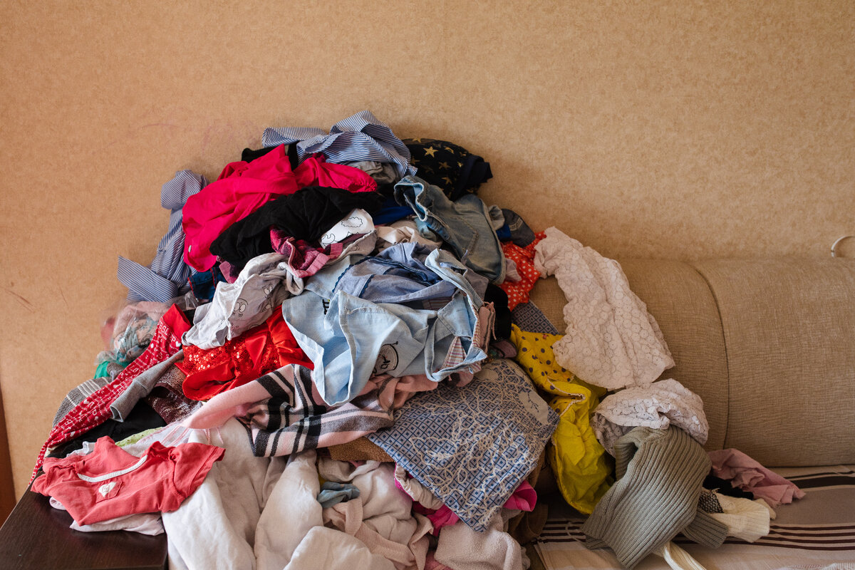 https://ru.freepik.com/free-photo/front-view-of-colorful-childish-clothes-scattered-on-sofa-at-home-big-bunch-of-clothes-lying-at-room-before-laundry-concept-of-cleaning-mess-mud-and-household-chores_25232487.htm#query=%D0%B1%D1%83%20%D0%B2%D0%B5%D1%89%D0%B8&position=4&from_view=search&track=ais