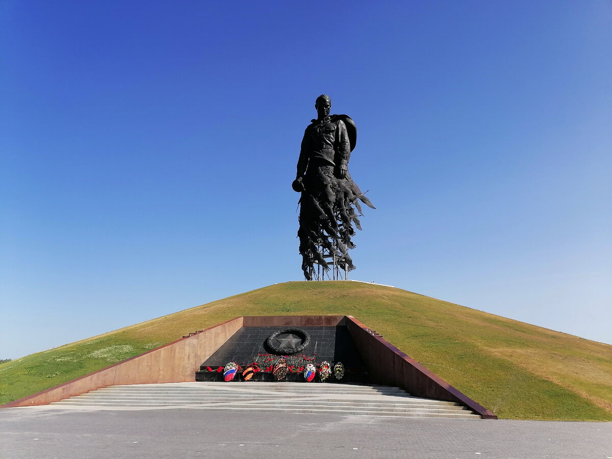 Мемориал создан в 2018 г. Ветер... музыка... стрекочут кузнечики. Рядом по трассе проносятся авто.