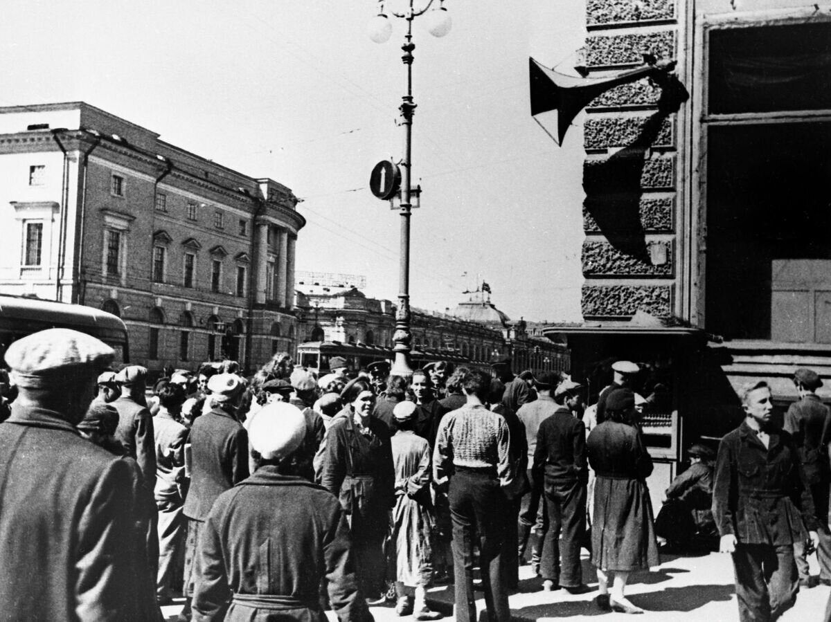    Жители Ленинграда 22 июня 1941 года во время объявления по радио правительственного сообщения о нападении фашистской Германии на Советский Союз© РИА Новости