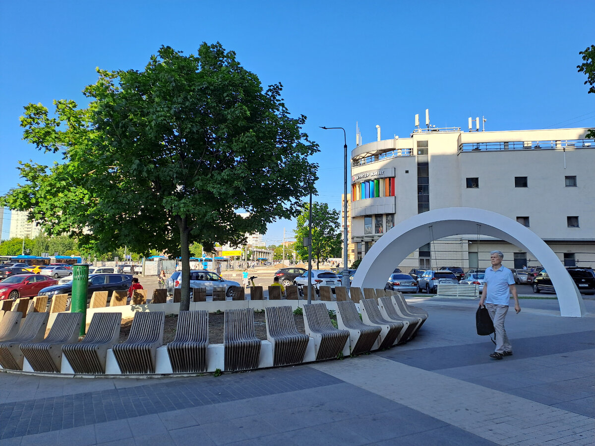 Зона отдыха с качелями и одноместными скамейками около ЗАГСа на метро Бабушкинская.