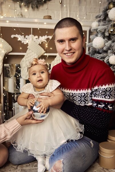 Муж Сергей и дочь Алисия ( здесь ей 7 месяцев)