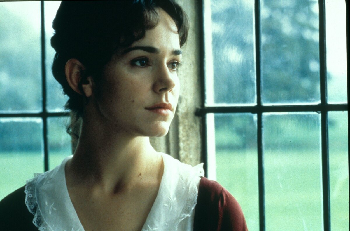 Фанни Прайс (в исполнении Фрэнсис О’Коннор) - главная героиня романа. Несмотря на совершенно недоброе отношение большинства родственников, Фанни находит в Мэнсфилде настоящий дом и сильно тоскует, когда дядя на три месяца отсылает её, надеясь, что она пересмотрит свой отказ, ведь отвергла выгодное предложение о замужестве. Кадр из фильма 1999 года.