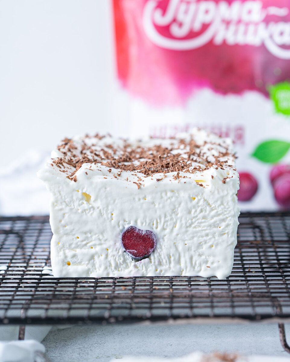 сердечко черешни внутри мороженого прекрасно!