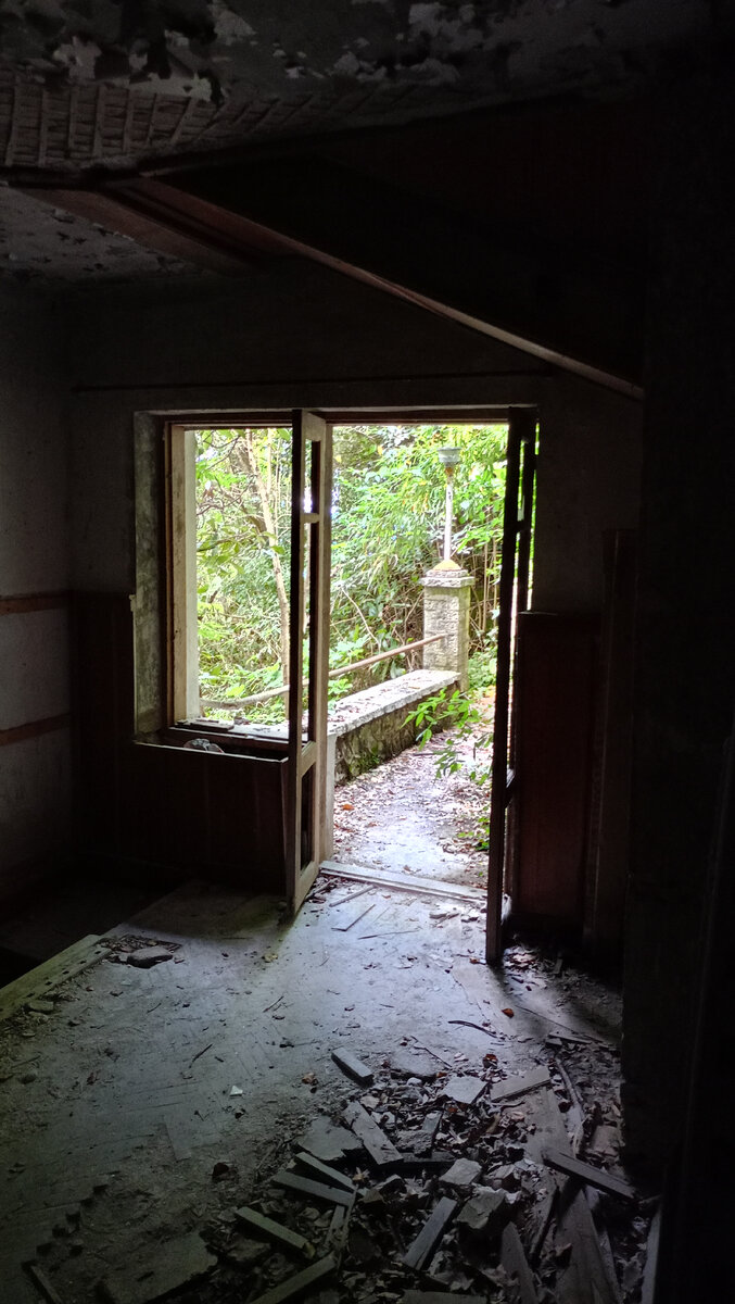 Вот через эту дверь. Вернее то, что от неë осталось