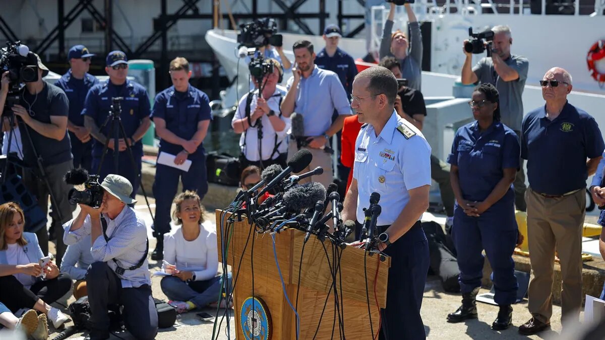 Контр-адмирал Береговой охраны США Джон Могер сказал, что у групп есть все необходимое для поиска подводного аппарата «Титан». Фото: Брайан Снайдер/Reuters