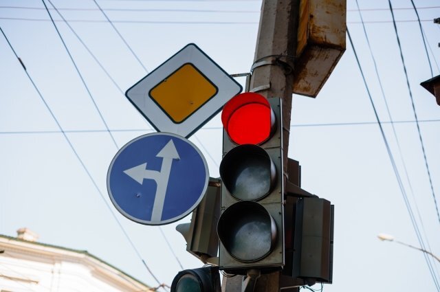    В каких случаях можно проезжать на красный?