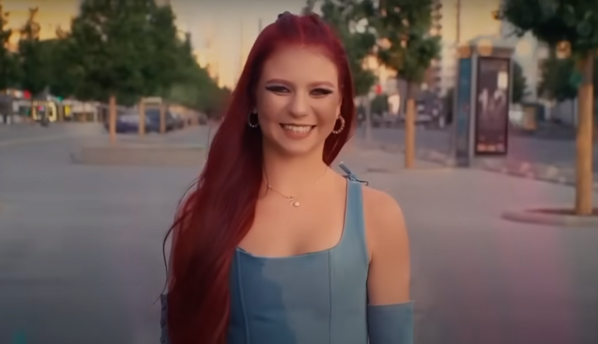 Трусова певица александра. Саша кашина певица. Фигуристка. Два крыла трусова клип. Трусова певица.