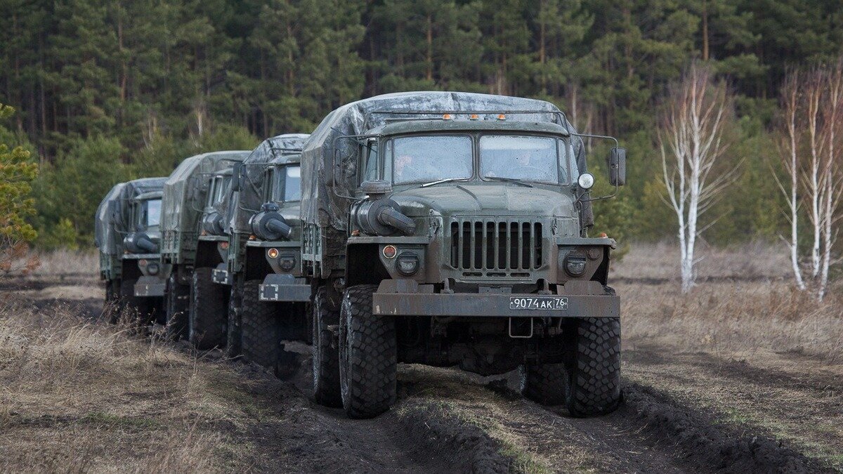     В сети появились кадры со съемками вероятной автоколонны «Ахмата», которая передвигалась по Аксаю — пригороду Ростова, видео поделились очевидцы.