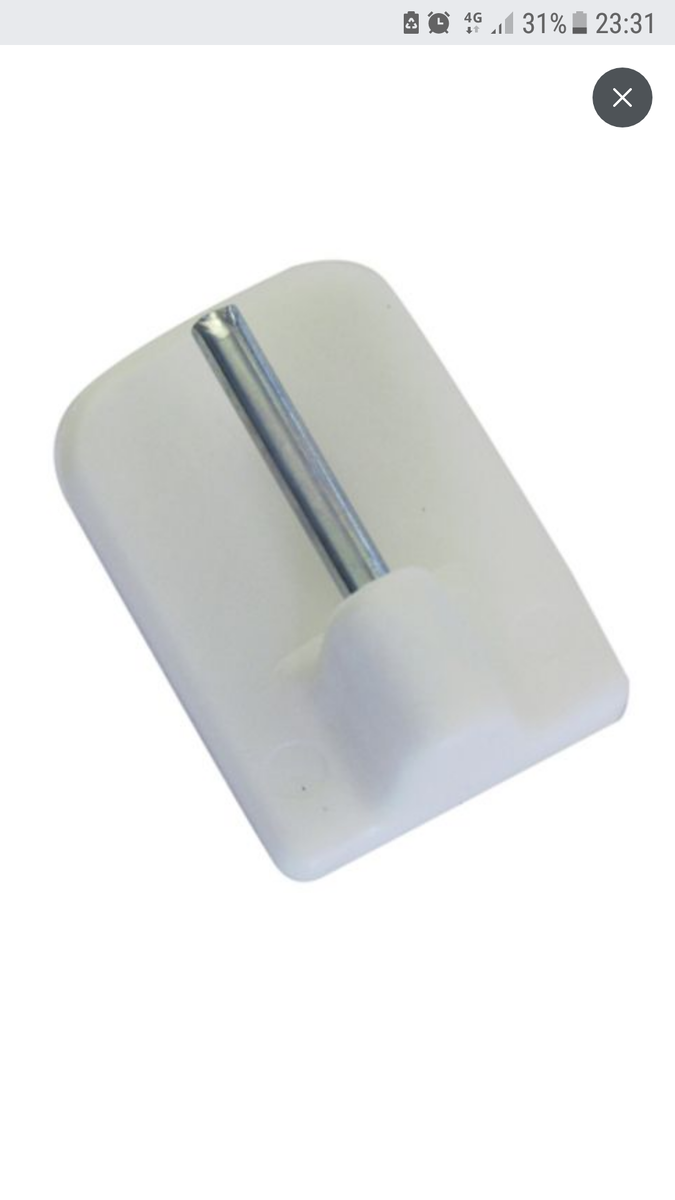 Это крепление с двухсторонним скотчем для карниза-кафе