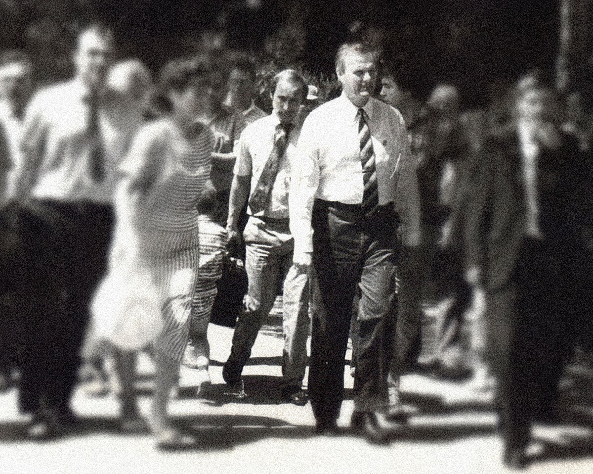 Возвращаясь к последнему обращению Владимира Путина, который даже в такой сложный момент умудрился разделить россиян на красных и белых, приведя аналогию с 1917 годом.-3