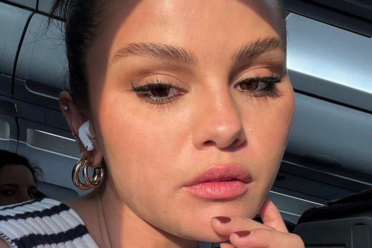     «Хочет быть похожей на Кардашьян»: Селена Гомес в купальнике с вырезами на яхте произвела фурор