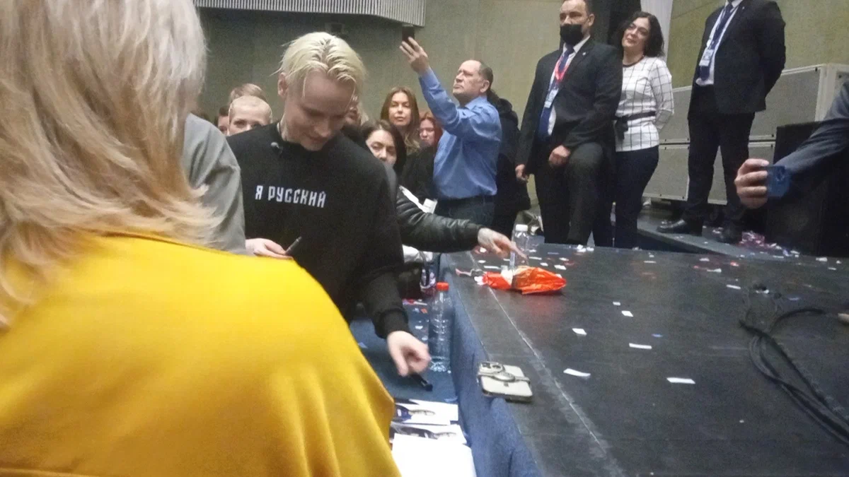 Шаман с поклонниками, фото мое.