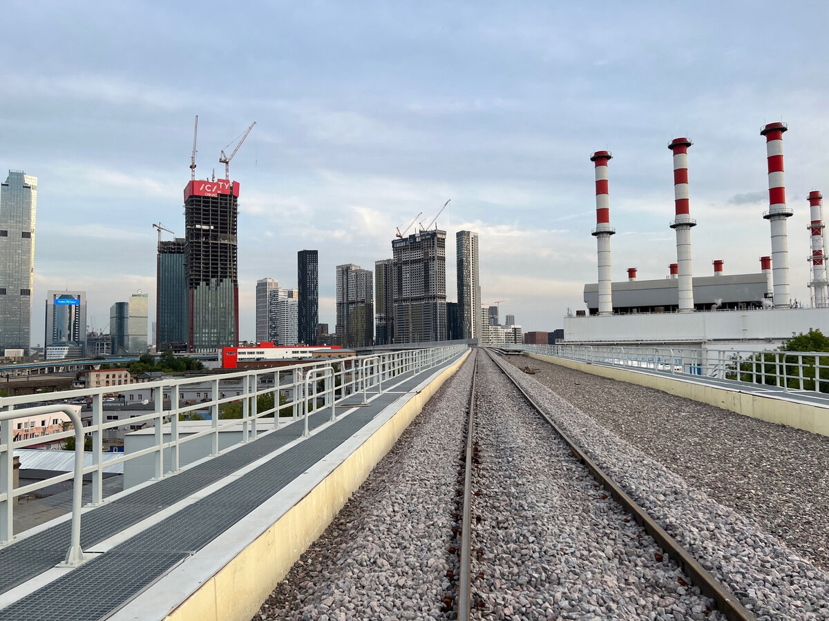 📷 2: На самой высокой ж/д-эстакаде в Москве ведётся укладка второго пути.  