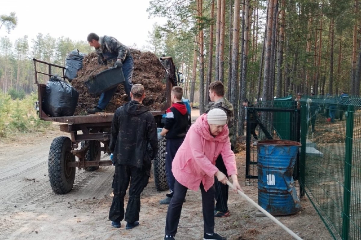   Жители округа убрали территории от бытового мусора.