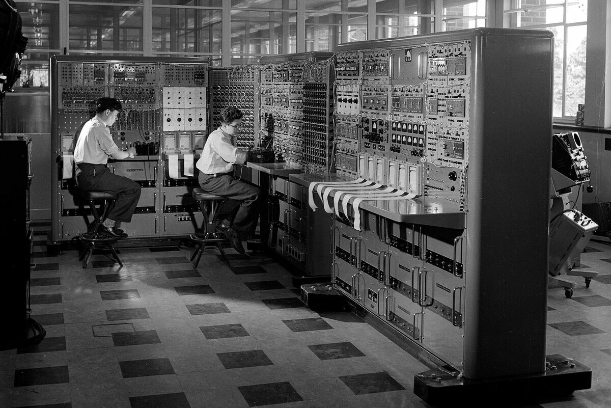Первые компьютеры занимали площадь размером с комнату, а порой - две.